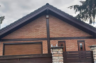 Ellenőrizze, hogy az oromdeszka ép és stabil. Szükség esetén végezze el a szükséges javításokat vagy cseréket.