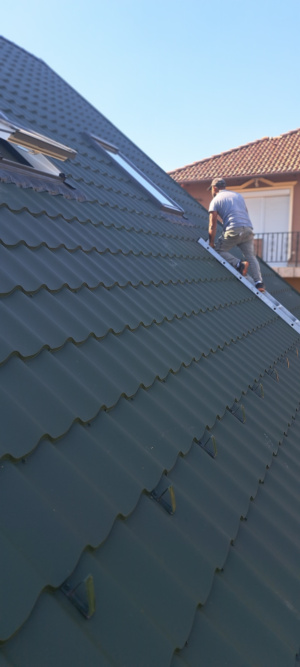 Hívjon bizalommal +36304131057 - CSERÉPLEMEZES TETŐFEDÉSA cserepeslemezes tetőfedés előnye az ára, amely töredéke bármilyen más tetőfedő anyagnak. Tetőfelújításra kitűnő választás.TetőfedésCSEREPES TETŐFEDÉSA kerámia vagy beton tetőcserép. Csak természetes anyagokat tartalmaz, hosszú élettartamú, megbízható megoldás.KORCOLT LEMEZES TETŐFEDÉSModern megjelenés és remekül bírja a zord időjárási körülményeket valamint kevés karbantartást igényel.TRAPÉZLEMEZES TETŐFEDÉSA horganyzott vagy színes trapézlemez ideális tetőburkoló anyag, fa vagy acél tartógerendákhoz erősítve. Ipari tetőfedésre is kiváló választás.BITUMENES TETŐFEDÉSAz autóbeálló, a kerti ház vagy az előtető befedéséhez ideális választás. Különösen a kisebb tetők ideális tetőfedési anyaga.